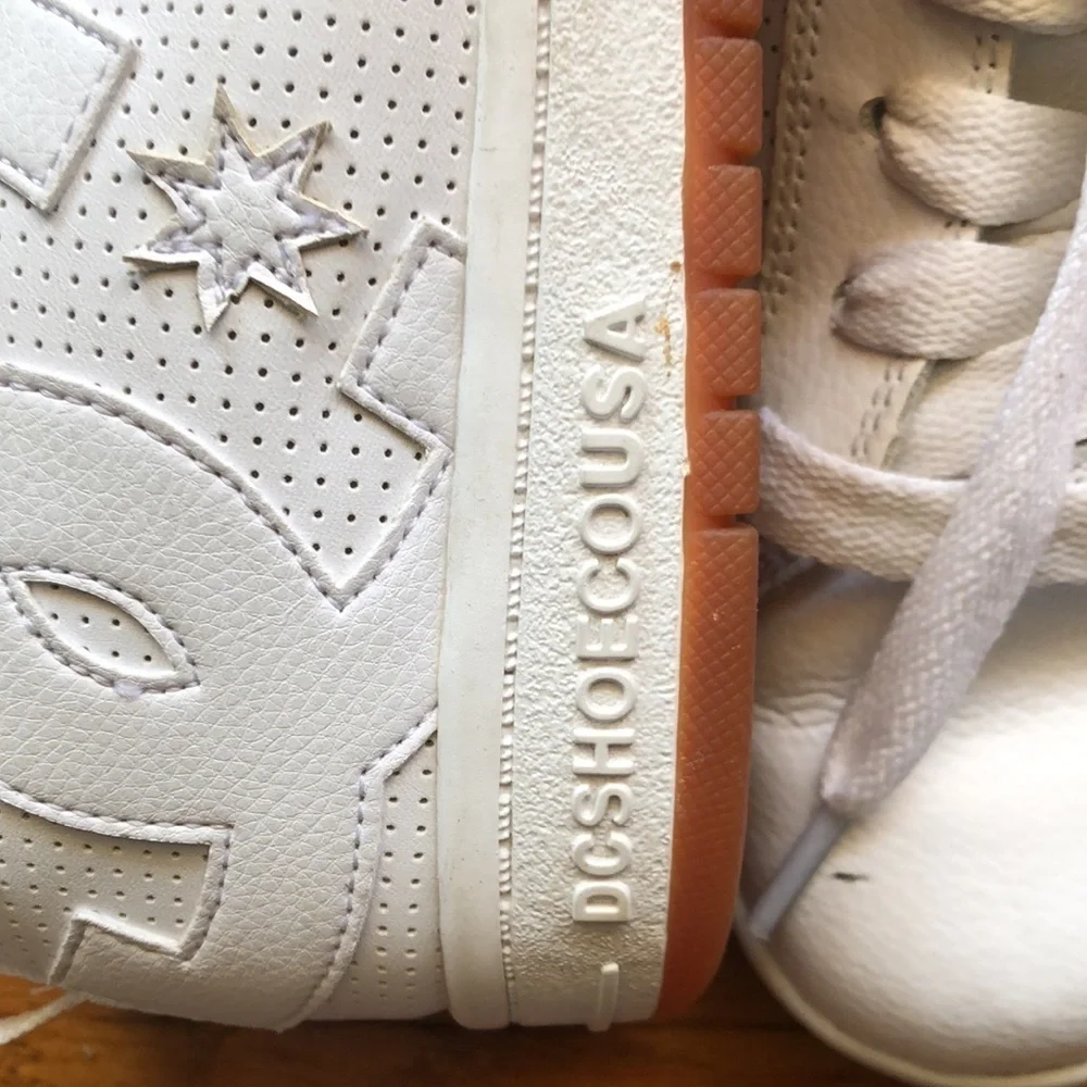 Girls white tennis shoes size 6,5